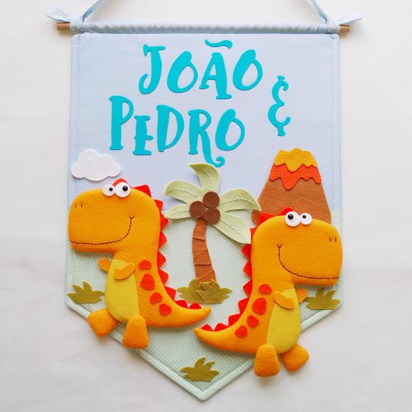 Flâmula Porta de Maternidade Dinos Irmãos - João e Pedro