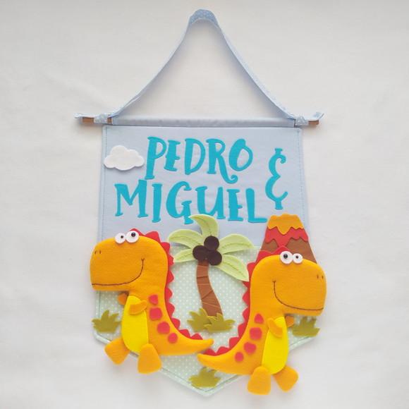 Flâmula Porta de Maternidade Dinos Irmãos - Pedro e Miguel
