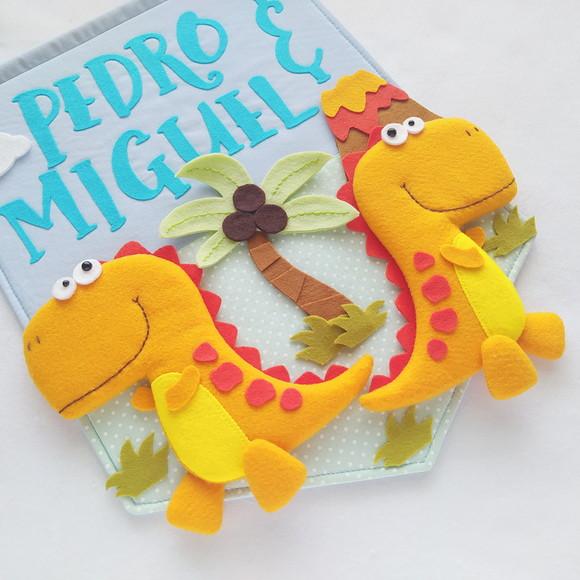 Flâmula Porta de Maternidade Dinos Irmãos - Pedro e Miguel