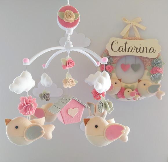 Guirlanda e Móbile Musical Pássaros Cinza e Rosa Catarina