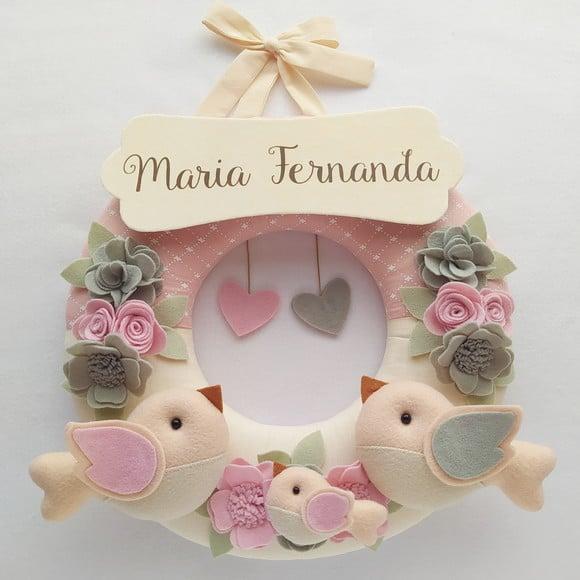 Guirlanda Passarinhos de Feltro Cinza e Rosa Maria Fernanda