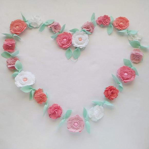 Guirlanda Passarinhos e Varal de Flores Branco e Rosa Cecília