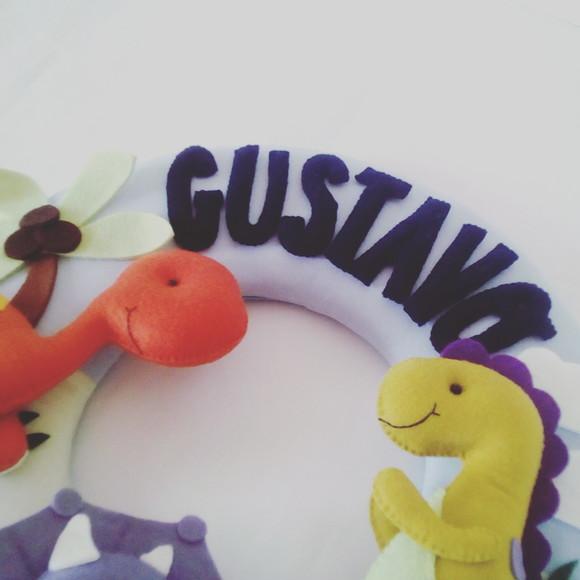 Guirlanda Porta Maternidade Dinossauros de Feltro - Gustavo