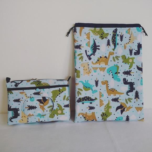 Kit Escolinha Dinos - Saco Impermeável + Necessaire do Bebê