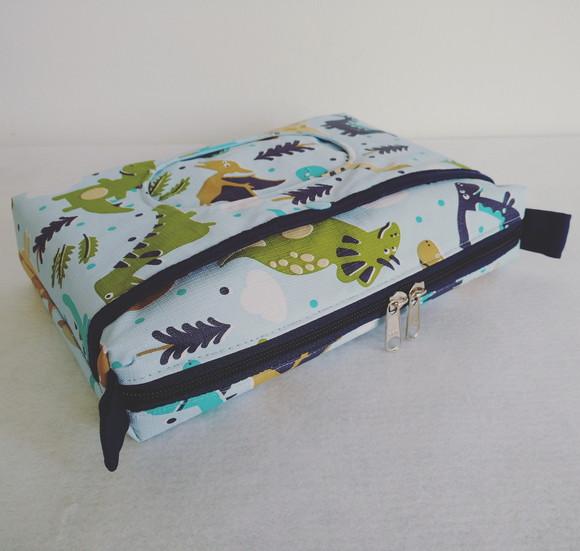 Kit Escolinha Dinos - Saco Impermeável + Necessaire do Bebê