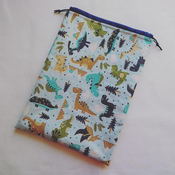 Kit Escolinha Dinos - Saco Impermeável + Necessaire do Bebê