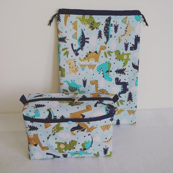 Kit Escolinha Dinos - Saco Impermeável e Necessaire do Bebê+