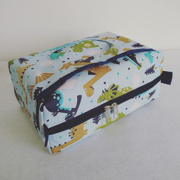 Kit Escolinha Dinos - Saco Impermeável e Necessaire do Bebê+