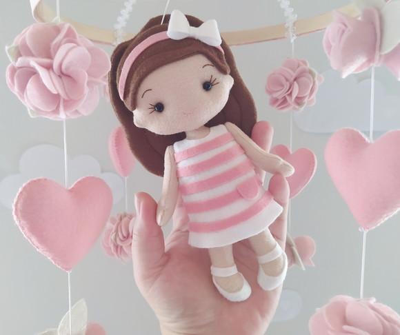 Móbile de Berço  Boneca Menininha, Flores e Corações
