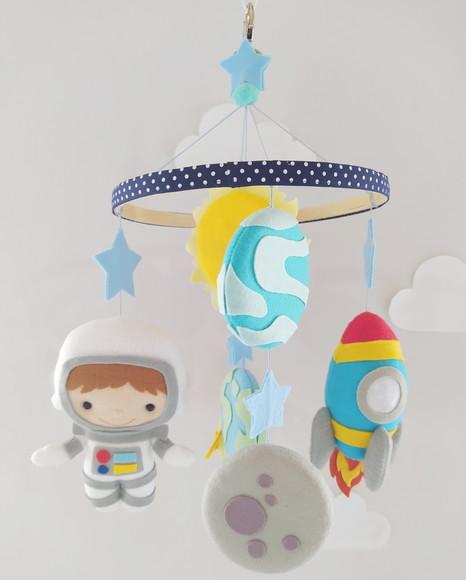 Móbile de Berço Espacial - Astronauta, Foguete e Planetas