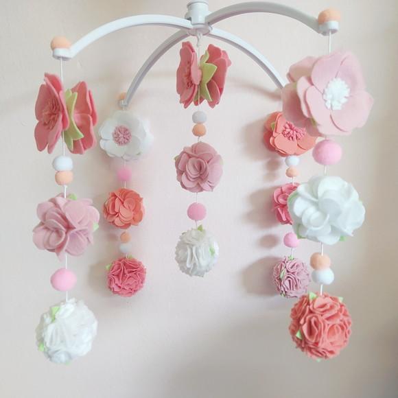 Móbile de Berço Musical Flores de Feltro Brancas e Rosas