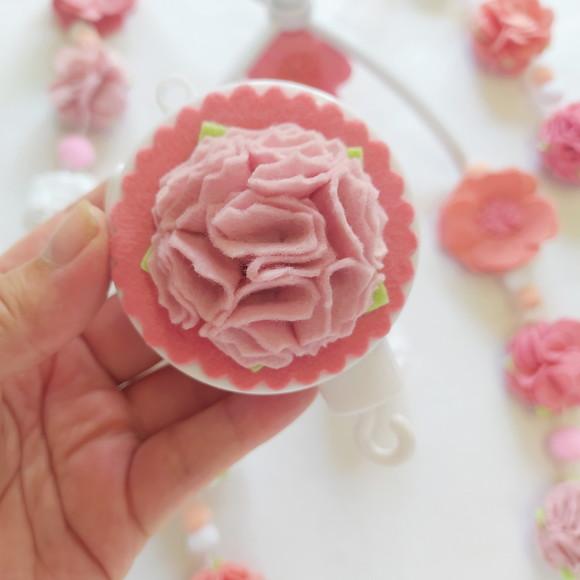 Móbile de Berço Musical Flores de Feltro Brancas e Rosas