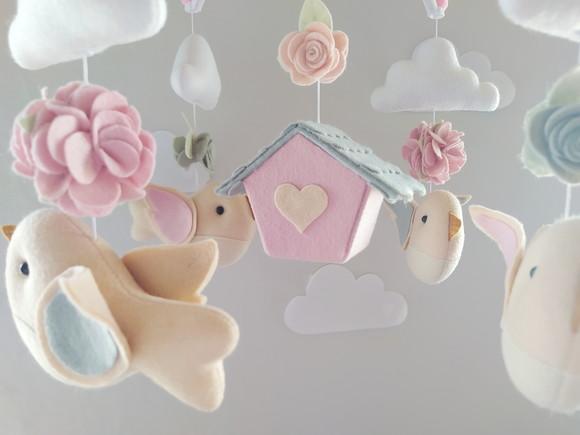 Móbile Musical Passarinhos, Nuvens e Casinha Cinza e Rosa