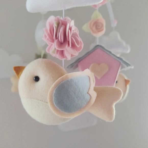 Móbile Musical Passarinhos, Nuvens e Casinha Cinza e Rosa