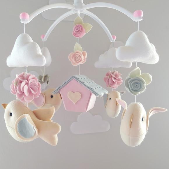 Móbile Musical Passarinhos, Nuvens e Casinha Cinza e Rosa