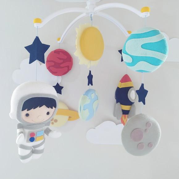 Móbile Musical e Giratório Astronauta Menino, Foguete e Planeta