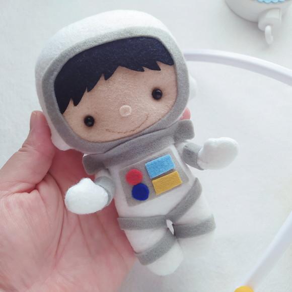 Móbile Musical e Giratório Astronauta Menino, Foguete e Planeta
