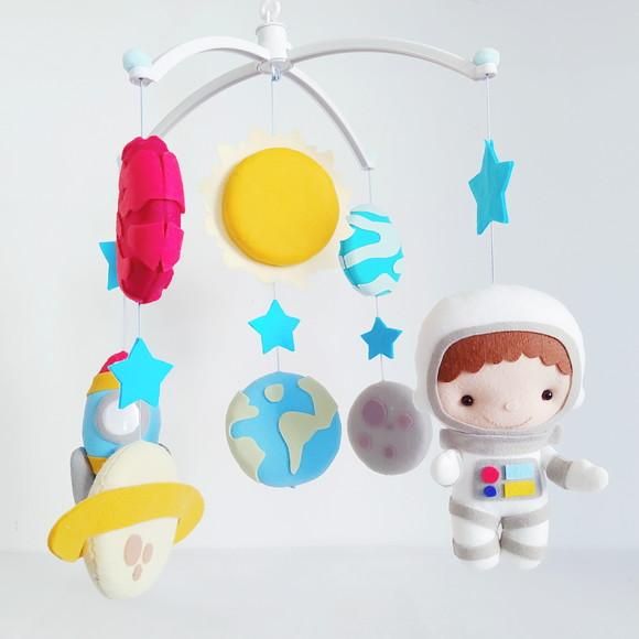 Móbile Musical e Giratório Astronauta Menino, Foguete e Planeta