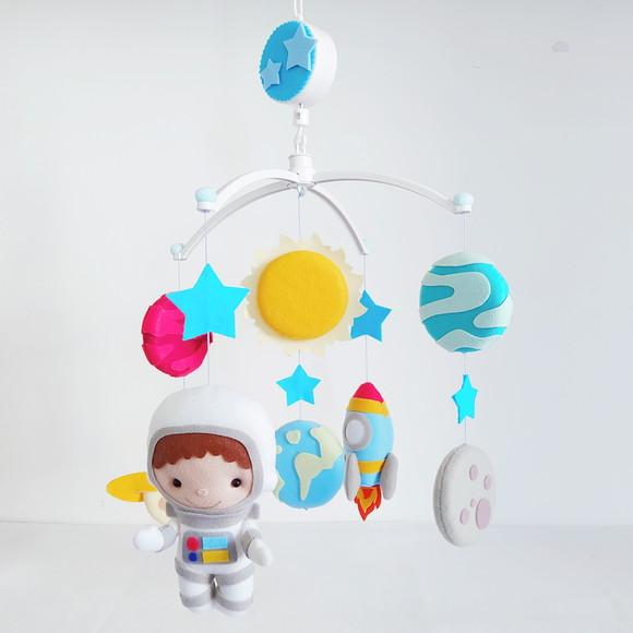 Móbile Musical e Giratório Astronauta Menino, Foguete e Planeta