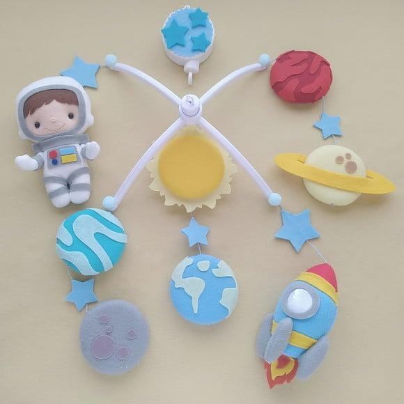 Móbile Musical e Giratório Astronauta Menino, Foguete e Planeta