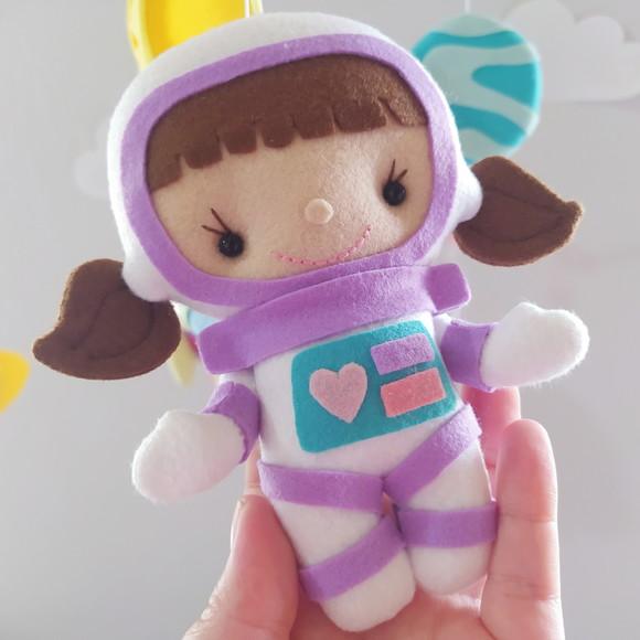 Móbile Musical e Giratório Astronauta Menina, Foguete e Planeta