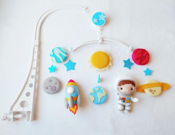 Móbile Musical e Giratório Astronauta Menino, Foguete e Planeta