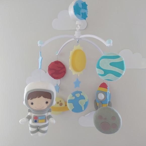 Móbile Musical e Giratório Astronauta Menino, Foguete e Planeta