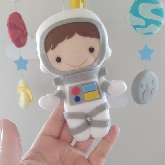 Móbile Musical e Giratório Astronauta Menino, Foguete e Planeta