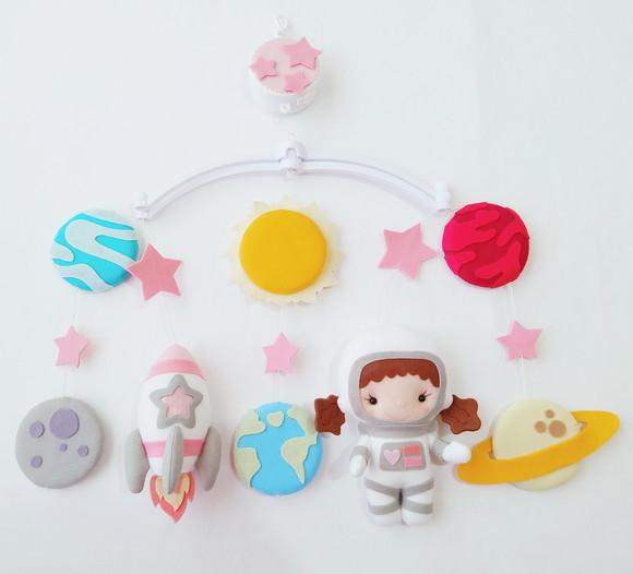 Móbile Musical e Giratório Astronauta Menina, Foguete e Planeta
