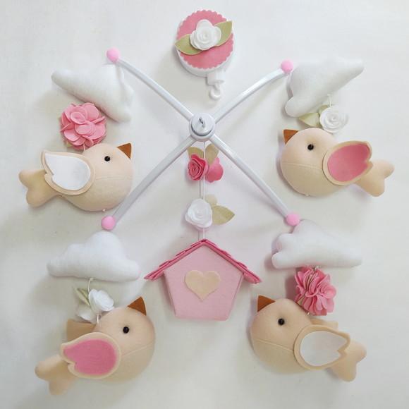 Móbile Musical Passarinhos, Nuvens e Casinha Branco e Rosa