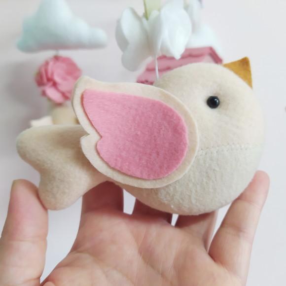 Móbile Musical Passarinhos, Nuvens e Casinha Branco e Rosa