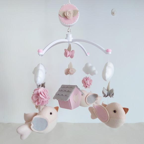 Móbile Musical Passarinhos, Nuvens e Casinha Cinza e Rosa