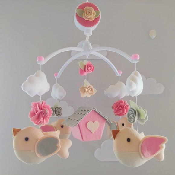 Móbile Musical Passarinhos, Nuvens e Casinha Cinza e Rosa 2