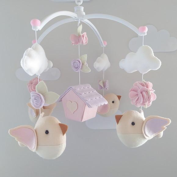 Móbile Musical Passarinhos, Nuvens e Casinha Lilás e Rosa