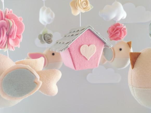 Móbile Musical Passarinhos, Nuvens e Casinha Cinza e Rosa 2