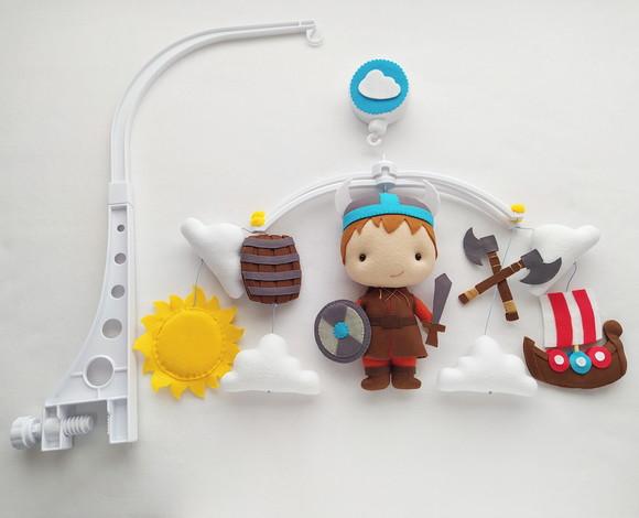 Móbile Musical Viking de Feltro com Caravela, Machados e +