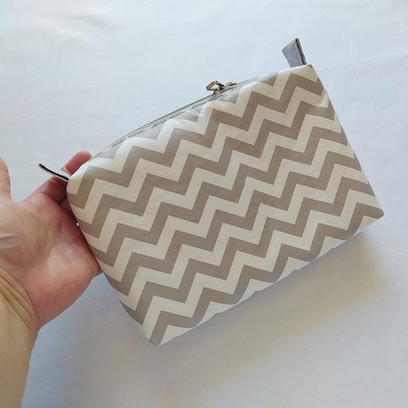 Necessaire Porta Fraldas e Lenço Umedecido - Chevron Cinza
