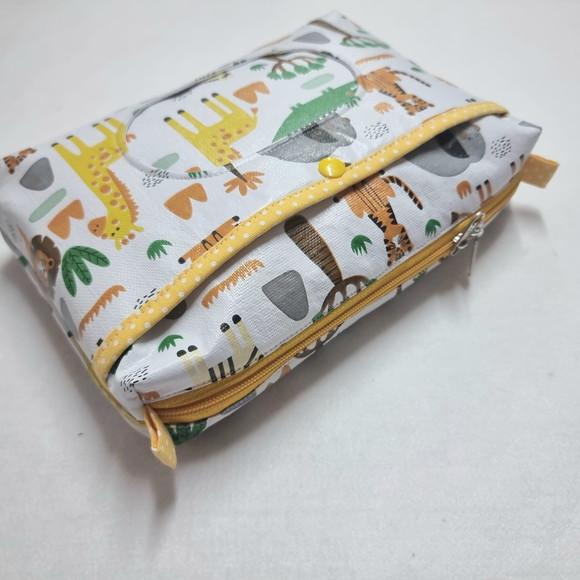 Necessaire Porta Fraldas e Lenço Umedecido - Safari ou Selva
