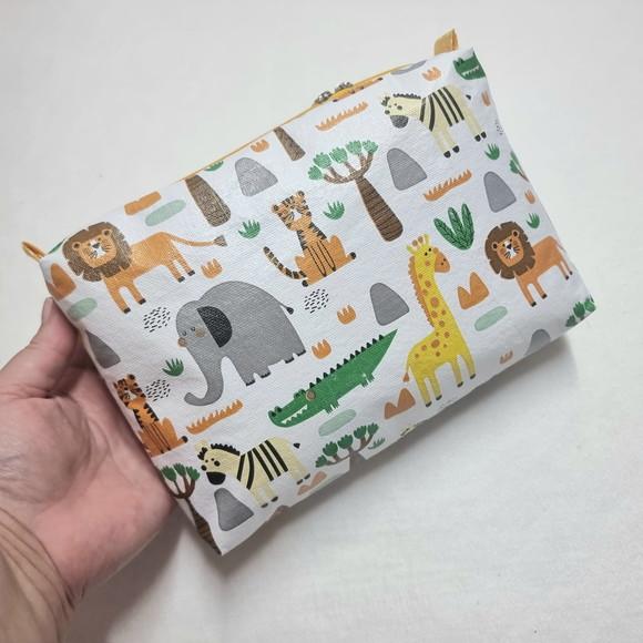 Necessaire Porta Fraldas e Lenço Umedecido - Safari ou Selva