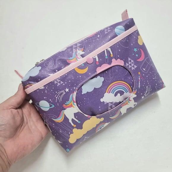 Necessaire Porta Fraldas e Lenço Umedecido - Unicornio Roxo