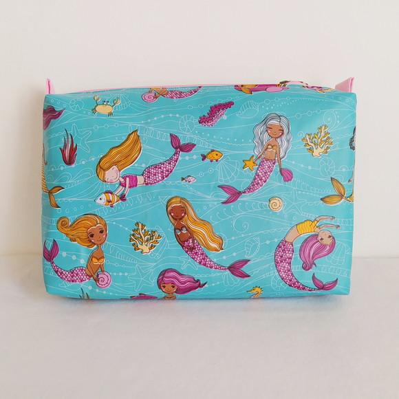 Necessaire Porta Fraldas e Lenço Umedecido - Sereias