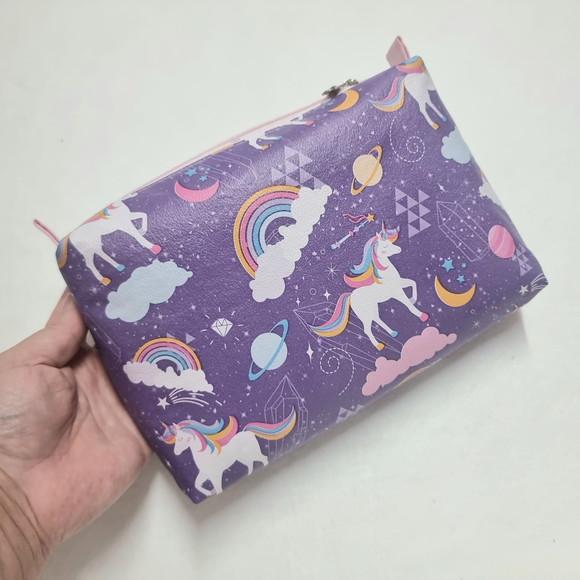 Necessaire Porta Fraldas e Lenço Umedecido - Unicornio Roxo