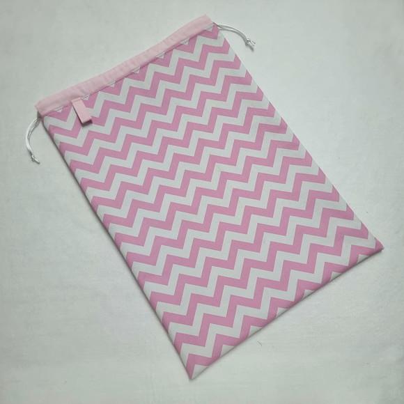 Saco Impermeável + Necessaire + Porta Higiene - Chevron Rosa