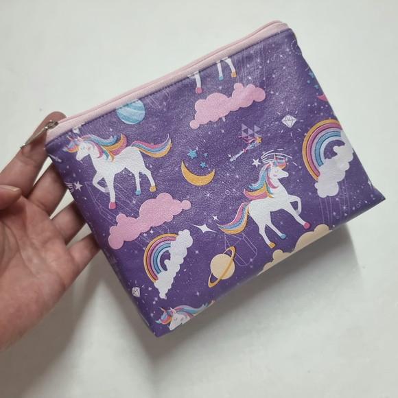 Saco Impermeável + 2 Necessaires + Porta Higiene - Unicornio