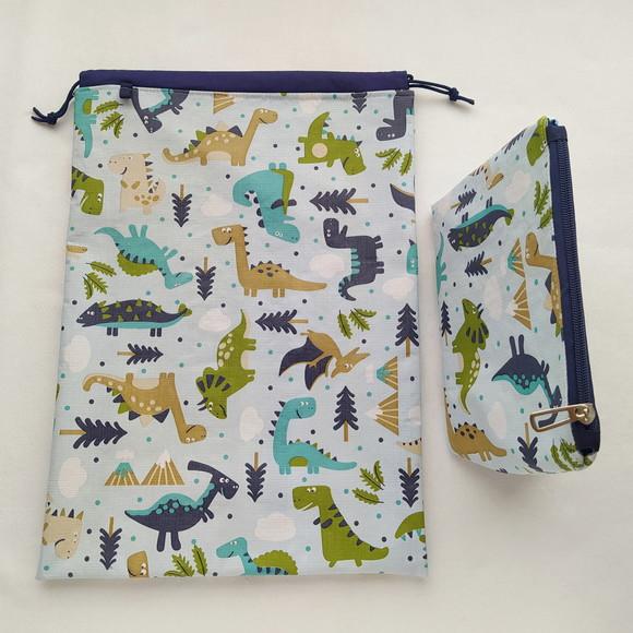 Saco Impermeável 28x40 + Necessaire Básica m - Dinossauros