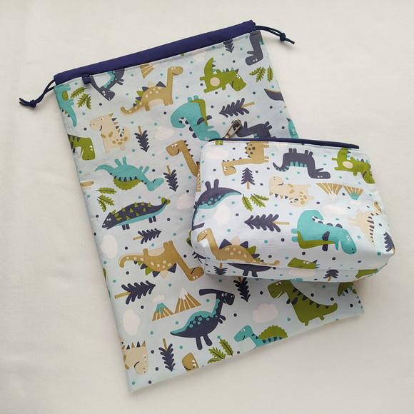 Saco Impermeável 28x40 + Necessaire Básica m - Dinossauros