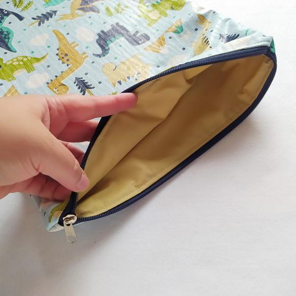 Saco Impermeável 28x40 + Porta Kit Higiene - Dinossauros