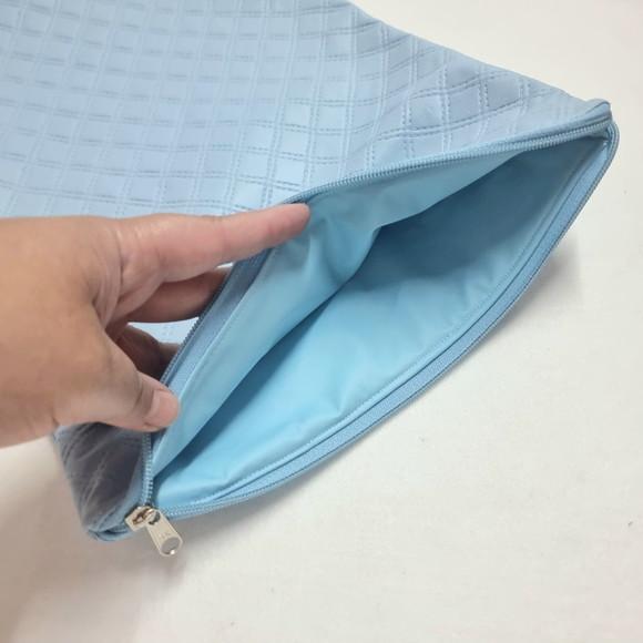 Saco Impermeável para Roupas 28x40 com Zíper - Azul Bebê