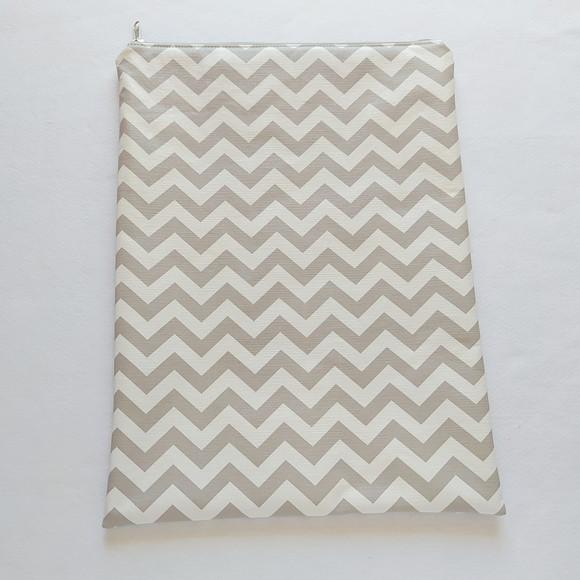 Saco Impermeável para Roupas 28x40 com Zíper - Chevron Cinza