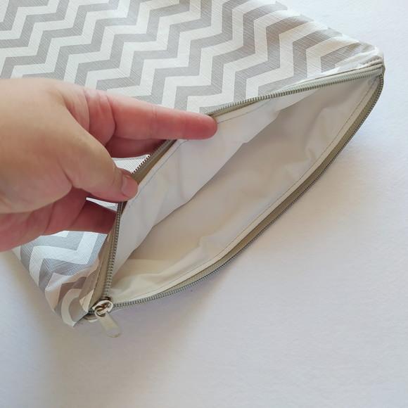 Saco Impermeável para Roupas 28x40 com Zíper - Chevron Cinza